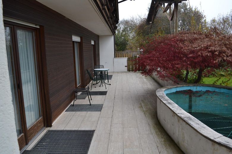 Molto spazio da privato - grande casa unifamiliare con 8 stanze – großer Terrassenbereich