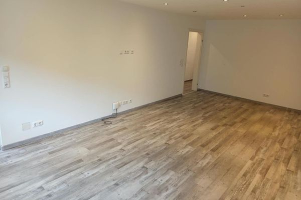 Balkonlu ve müstakil garajlı modernize edilmiş 4 odalı daire – zemin kat, 97 m²
