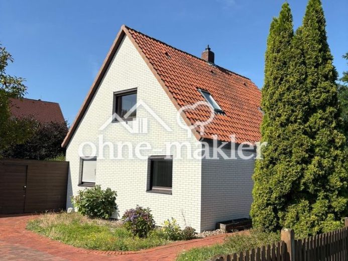 Freistehendes Einfamilienhaus mit Doppelgarage und schönem Garten – Foto 1