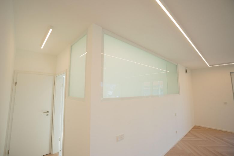 Freistehendes Designhaus am Wald | hochwertig modernisiert , einzugsbereit | 7 Stellplätze – OG_abblendbare_Glasscheibe