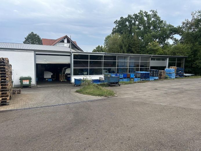 Vielseitig nutzbare Gewerbeeinheit mit Verwaltung und großer Freifläche in Illertissen zu mieten – Außenansicht Hallen