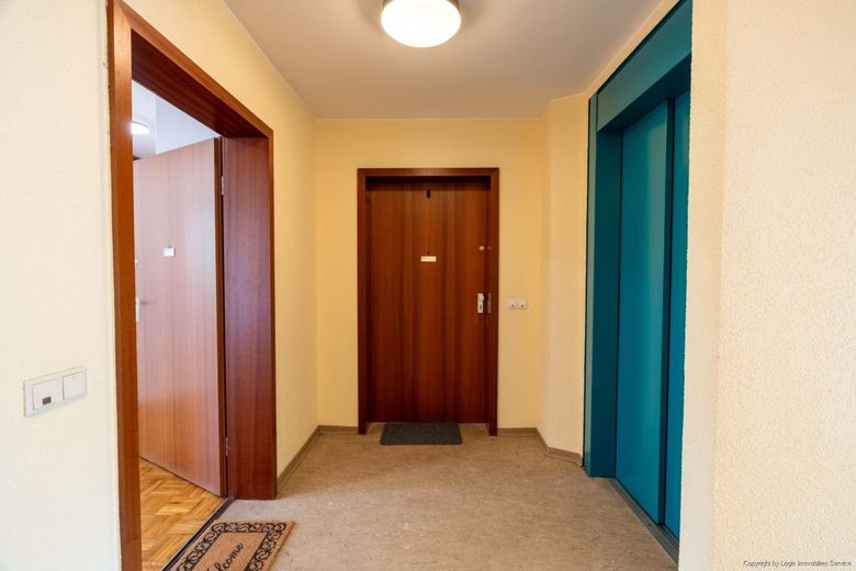 Bezugsfreie 2-Zimmer-Eigentumswohnung mit Sonnenloggia, Aufzug &amp; Tiefgarage – Treppenhaus