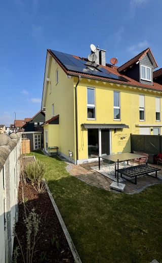 Hausansicht und Terrasse