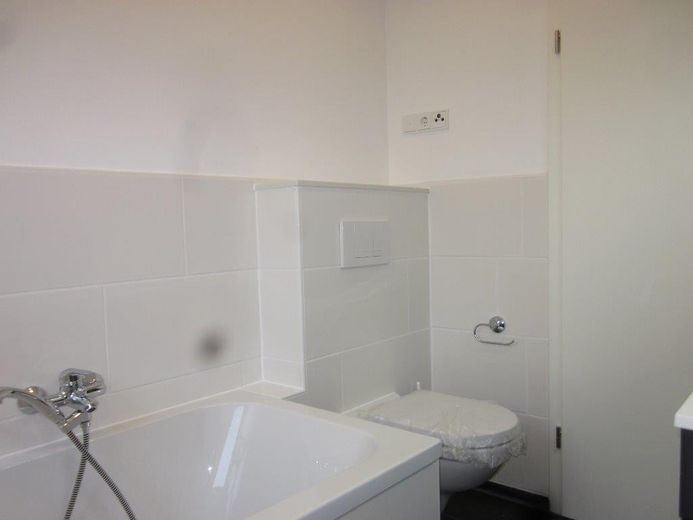 Fernblick über Bad Harzburg trifft Spa-Feeling: geöltes Parkett, Vollbad, Dampfsauna & 2 Balkone – Detail Bad | Wanne 