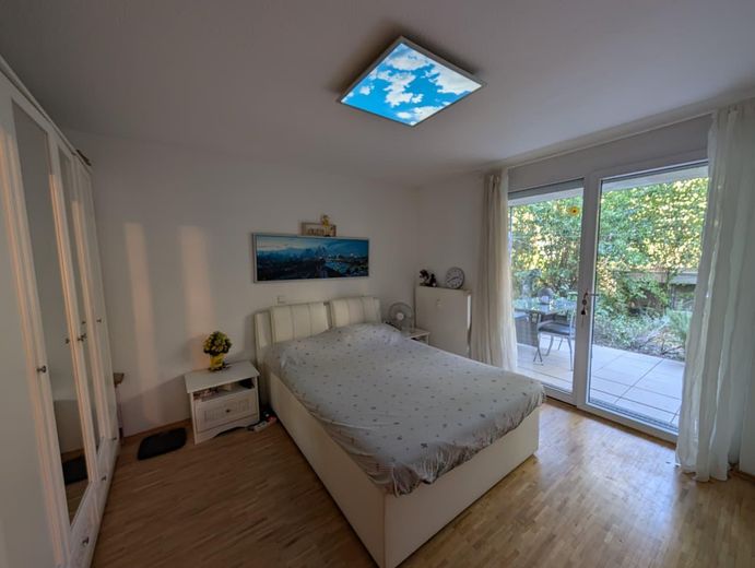 Ruhige möblierte 2-Zimmer-Gartenwohnung mit Terrasse in Frankfurt Nordend-West – Schlafzimmer