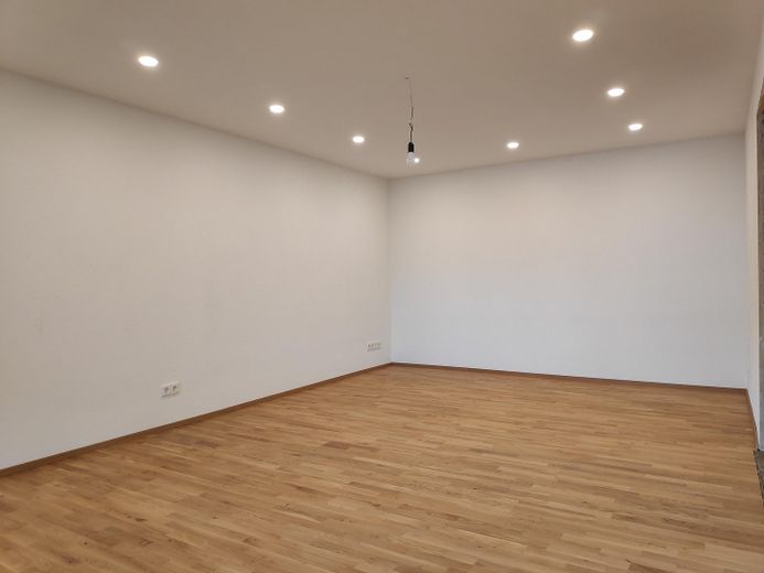 Appartamento al piano rialzato a Neuhausen, 3 1/2 locali, completamente ristrutturato, cucina componibile, Internet 1 Gb/s, 800 m fino alla S-Bahn – Foto 14