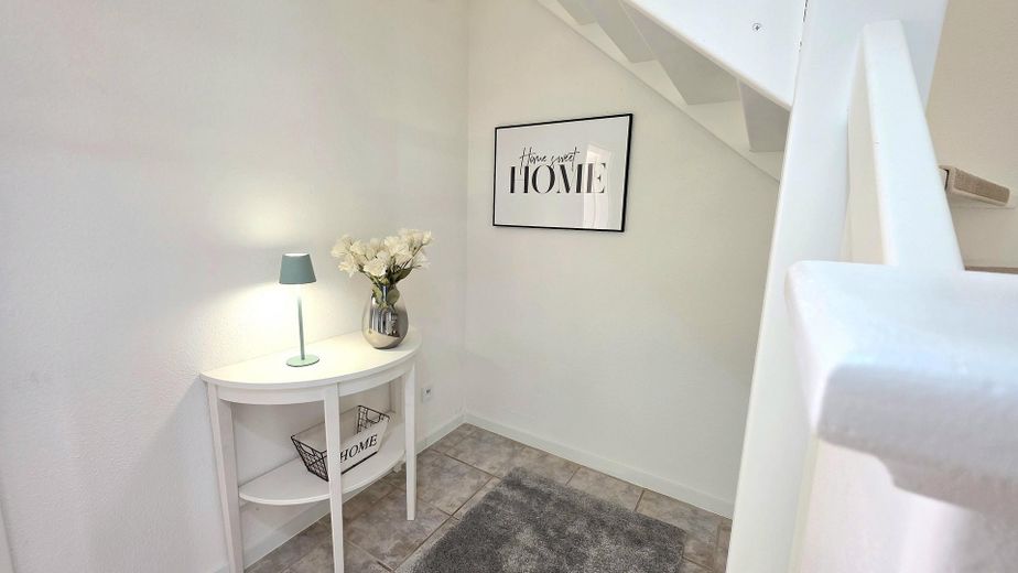 Einziehen und wohlfühlen, bezugsfertige Maisonette mit Balkon und Garten ✅provisionsfrei✅ – Flur