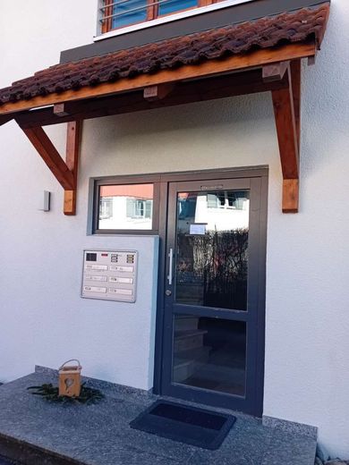 Gemütliche Dachgeschoss-Maisonettewohnung sucht neuen Eigentümer – Eingang in das gepflegte Treppenhaus