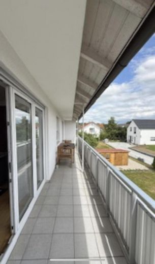 Jasne mieszkanie 3-pokojowe z kuchnią i łazienką, na 1. piętrze, 89 m2, z dużym balkonem od południa, zabudowaną kuchnią oraz garażem – Zdjęcie 1