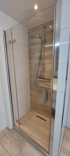 Bellissimo appartamento luminoso mansardato con finiture di pregio – Dusche mit Glastür