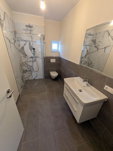 Top 5-Zimmer KfW Wohnung mit Küche, Balkon Bodenheizung in bester Lage von Wiesbaden Mitte – Bad1 im SZ1