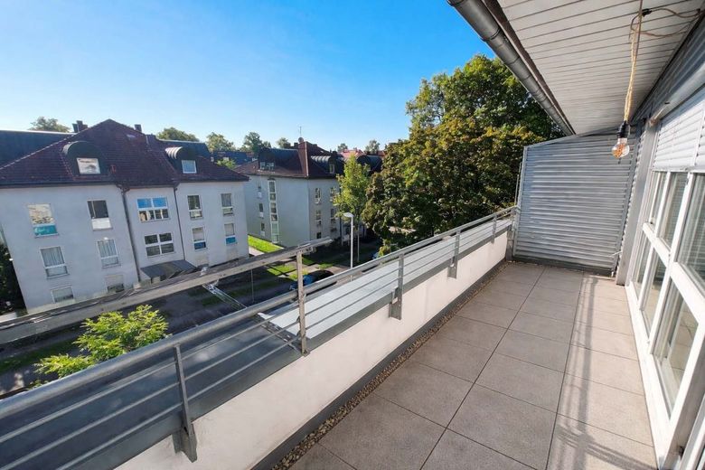 BEZUGSFREIES DACHGESCHOSS MIT EINBAUKÜCHE – herrliche Dachterrasse