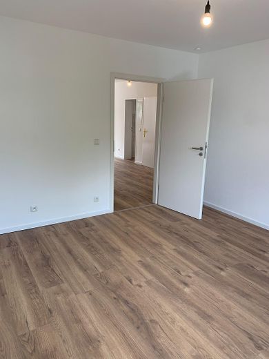 Gruntownie odnowione mieszkanie 3-pokojowe w Neu-Isenburg z balkonem – Schalfzimmer rechts 