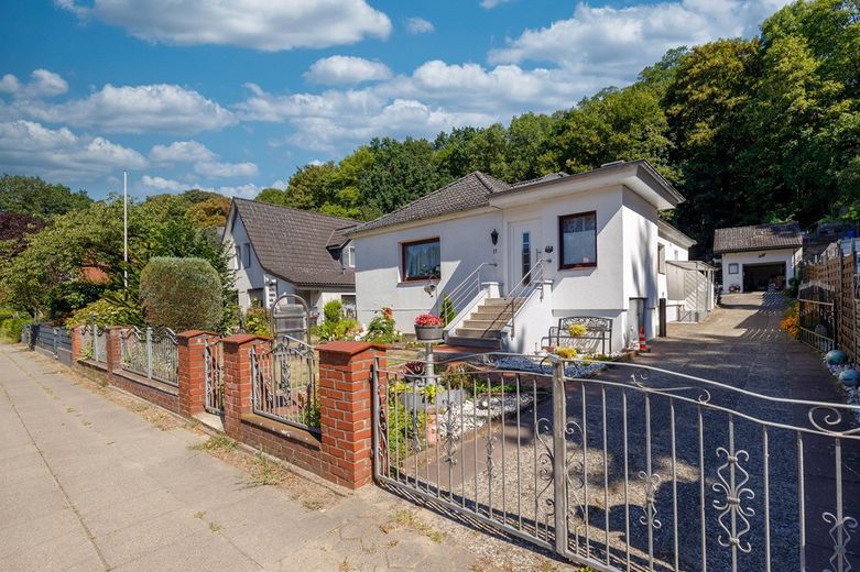 Zum Verkauf steht ein charmantes Einfamilienhaus in 21033 Hamburg mit ca. 101 m² Wohnfläche auf einem großzügigen Grundstück von ca. 757 m². – Foto 1