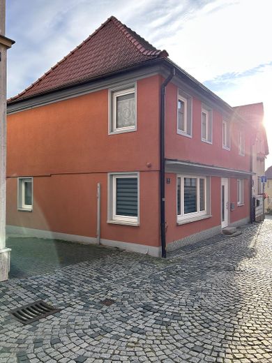 Gebäude Straßenseite