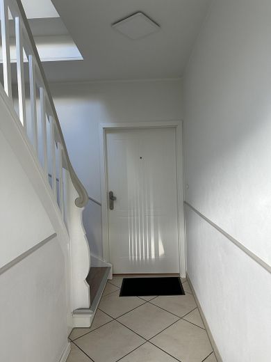 IN POSIZIONE CENTRALE! Appartamento al piano terra, unità immobiliare in condominio ristrutturato – Eingangstür zur Wohnung