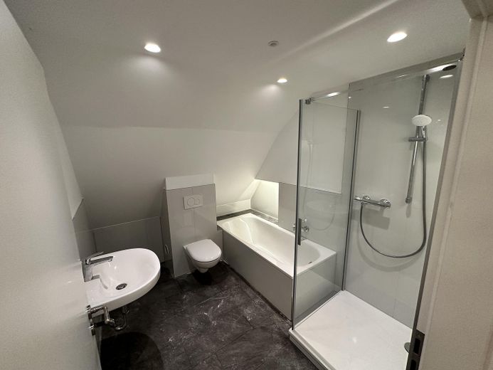 hochwertiger Erstbezug im kernsanierten Bauernhaus - Maisonette unter Reet am Elbdeich – Badezimmer im OG (ca. 5 qm)