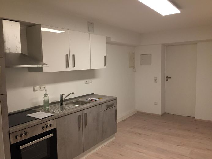 مبنى سكني وتجاري، عقار استثماري في موقع مركزي في 94209 ريغن – Souterrain Wohnung Küche