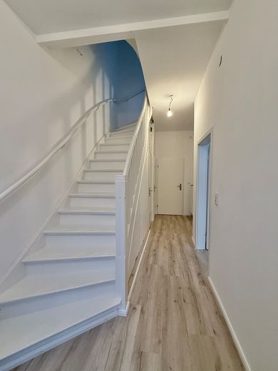 Modernized 5-room mid-terrace house in Bremen-Hastedt with garden, terrace & 2 bathrooms – Flur