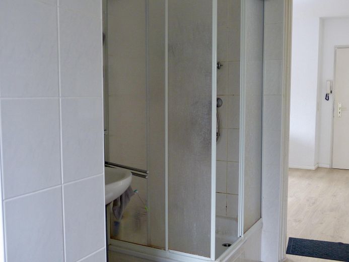Helle Dachgeschosswohnung mit Einbauküche – perfekt für Paare, Singles oder WG – Badezimmer