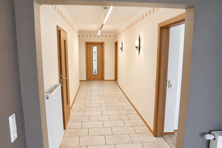 गर्म किया हुआ व्यावसायिक परिसर, लगभग 1.120 m² हॉल + कार्यालय, कारपोर्ट, 15–20 पार्किंग स्थान – Upgant-Schott – फोटो 16
