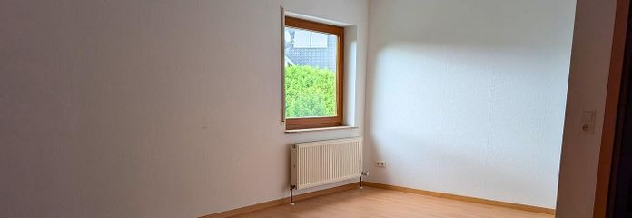 Appartement lumineux de 3,5 pièces sous les combles, 85 m², balcon exposé sud, cuisine équipée, place de stationnement – Wüstenrot