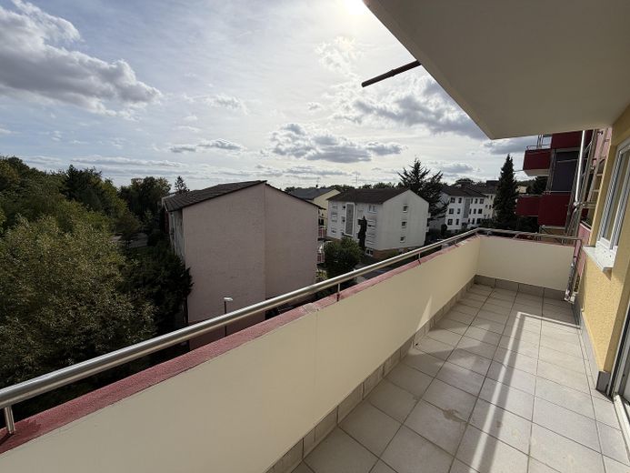 Wiesbaden-Medenbach'ta iki balkonlu yenilenmiş 2 odalı daire – Balkon 1