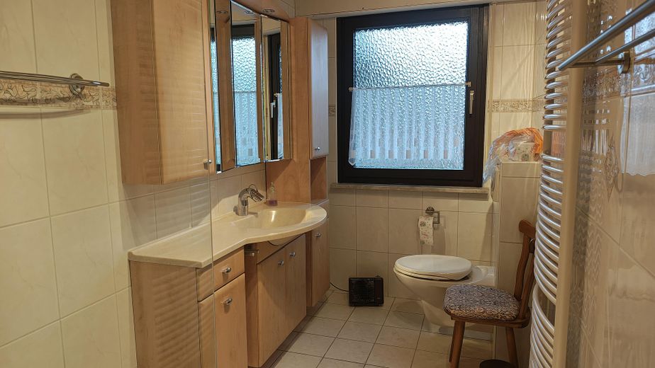 Freistehendes Einfamilienhaus mit Garage und Garten – sofort bezugsfrei in Trebur-Geinsheim – Bad