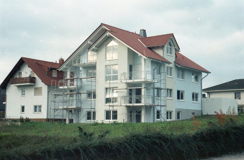 3,5 ZKB mit Balkon im 1. Obergeschoss in ruhiger Wohngegend – Hausansicht
