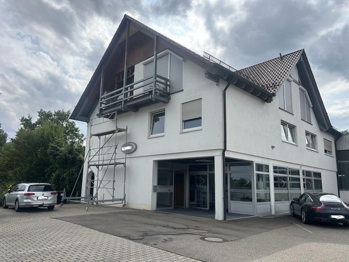 Vielseitig nutzbare Gewerbeeinheit mit Verwaltung und großer Freifläche in Illertissen zu mieten – Foto 1
