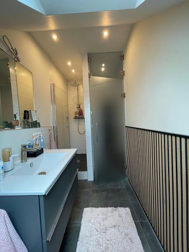 Luxuriöse 4-Zimmer-Wohnung Tegernheim, Barrierefrei mit Aufzug – Bad Kind