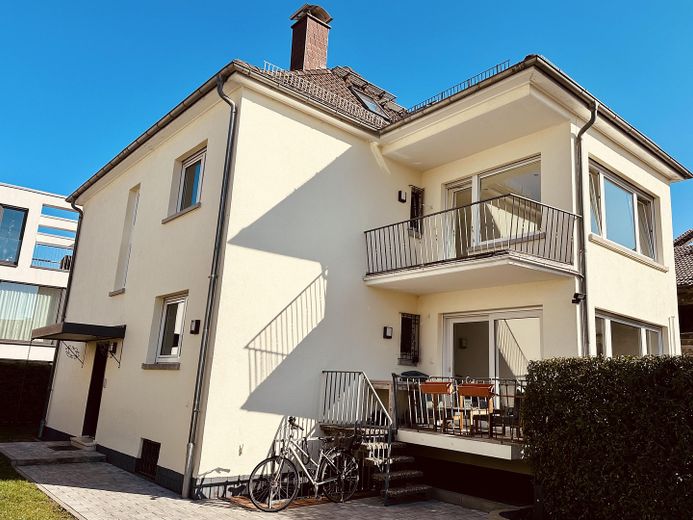 Hochwertig sanierte 4-Zimmer-Maisonette | 110 m² | 2 Bäder | Balkon | ruhige Lage an den Mainwiesen – Außenansicht
