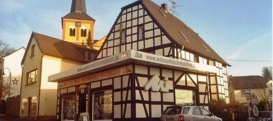 Asbach merkezinde, eski bir yarı ahşap evde, yeni yapı standardında güzel 2 odalı daire – Hausansicht