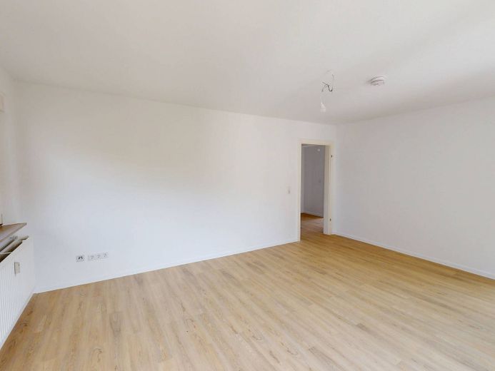 Uw vakantiegeld – 2 netto koude huren cadeau! Groot 3-kamerappartement met BALKON en op loopafstand van de Main-oever – Ansicht III: Wohn- und Esszim…