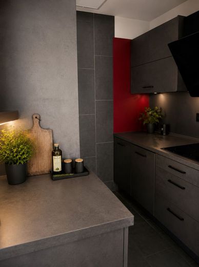 RESERVIERT! Zentral gelegene Erdgeschosswohnung mit Balkon, moderner Küche und renoviertem Bad – Küche