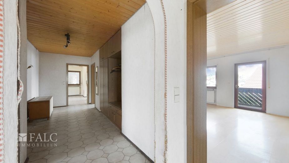 Sanierungsbedürftiges Mehrfamilienhaus in Laudenberg – Flur EG