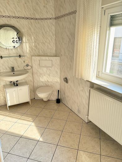 Su propia entrada junto al Meno – 3 habitaciones, disponible de inmediato – Tageslichtbad