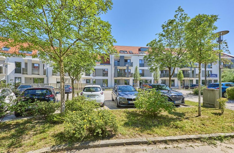 Neubau: Helle und ruhige Zwei-Zimmer-Wohnung mit luxuriöser Innenausstattung mit Balkon und EBK – Außenansicht 2