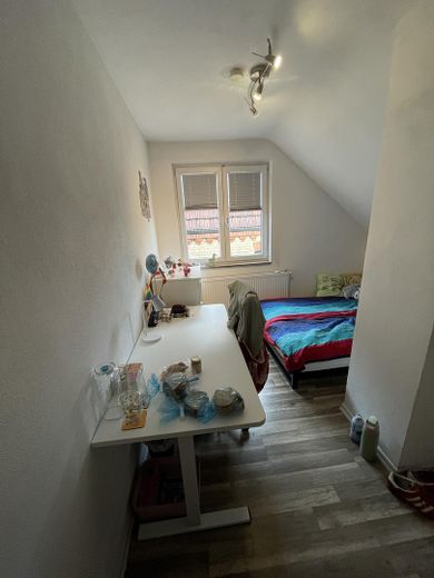 Inversión de capital: 5 habitaciones + plaza de aparcamiento, 8,5 % de rentabilidad bruta, potencial de ampliación del ático – Zimmer möbliert vermietet