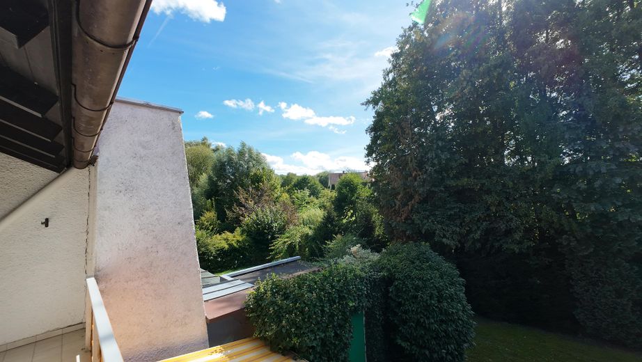 Frisch sanierte Doppelhaushälfte mit großem Garten in S-Bahn Nähe – Blick vom Balkon