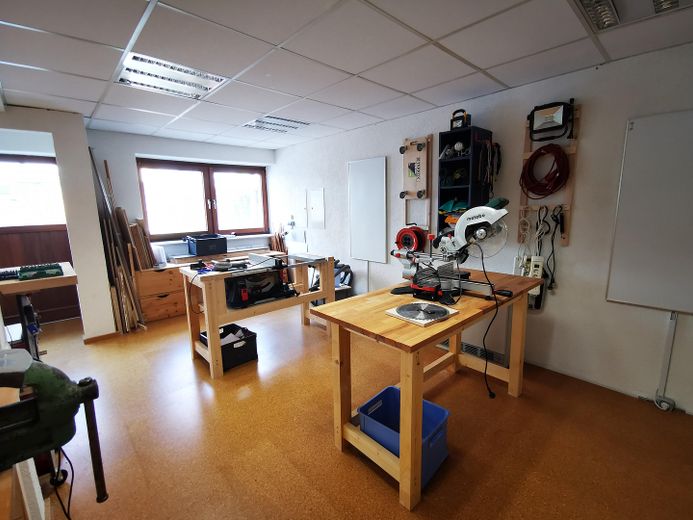 Praxis / Therapie / Massage / Büro – ca. 67 m² Erdgeschoss mit Schaufenster & Parkplatz – Hinterhaus