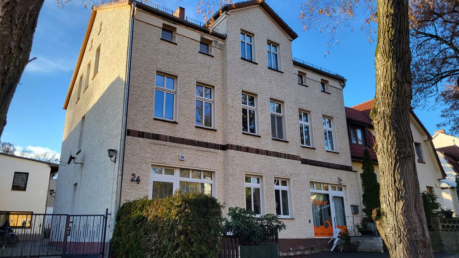 Modern Period Property on Lake Flakensee – 3 Rooms with Communal Garden – Photo 2