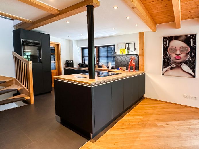 Architektur trifft Privatsphäre – besonderes Einfamilienhaus mit Pool, Sauna und Garten im Grünen – Küche