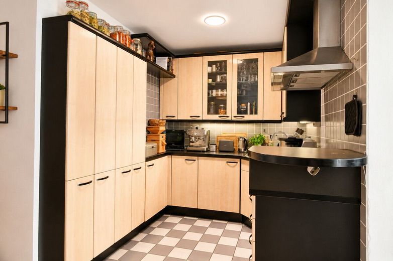 Süße Maisonette, eigener Eingang, mit Gärtchen und 2 Stellplätzen – Teiloffene Küche EG