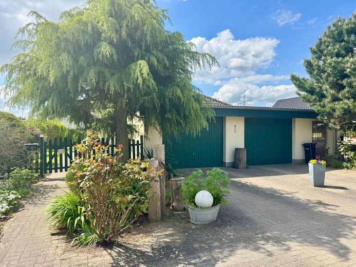 HORN IMMOBILIEN ++ RESERVIERT! Einfamilienhaus im Bungalowstil in Chemnitz bei Neubrandenburg – Eingangsbereich Grundstück