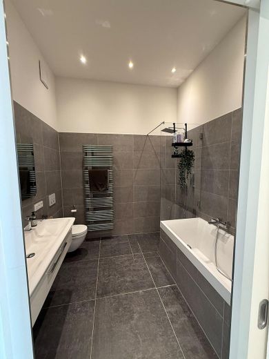 Exklusive Maisonette-Loft mit charmanter Innenhofterrasse an der Kupferbergterrasse – Hauptbad