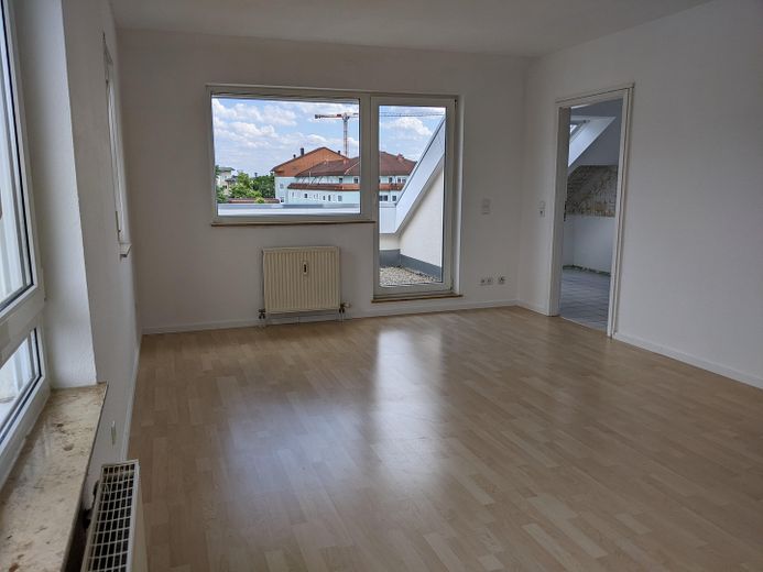 Helle Dachgeschosswohnung mit Dachterrasse und Tiefgaragenstellplatz – Wohn-/Esszimmer