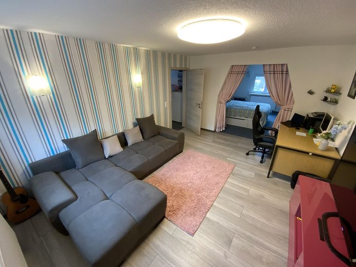 Einziehen, loskochen & wohlfühlen: Modernisiertes XL-Haus mit Traumküche, Komfort-Garage & Garten – 2. Zimmer 01