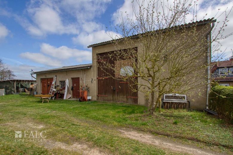 Casa residenziale solida con ampi locali accessori – ideale per artigianato e hobby – Große Halle mit Garage