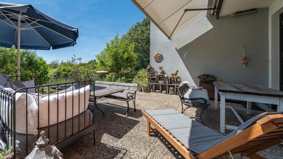 290 m² + 2.464 m² Naturidyll | Pool & Gartensauna | Aartalblick | Mehrgenerationen o. Vermietung – Terrasse gr. Wohnung